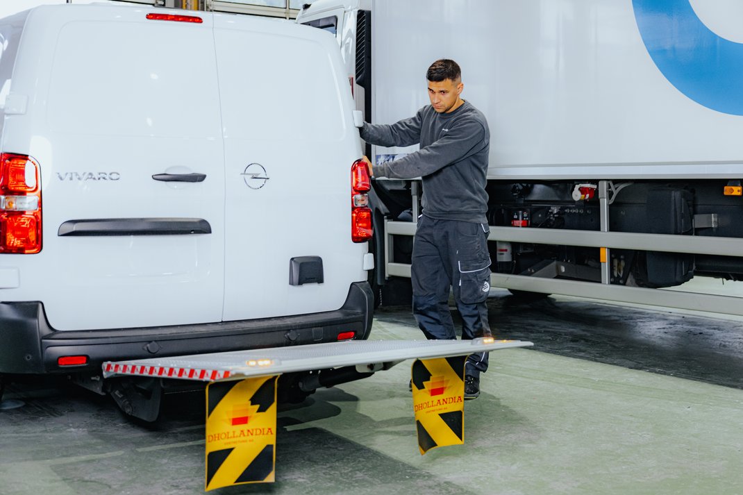 Ein Mitarbeiter von Simon AG kontrolliert eine Rampe an einem Lieferwagen